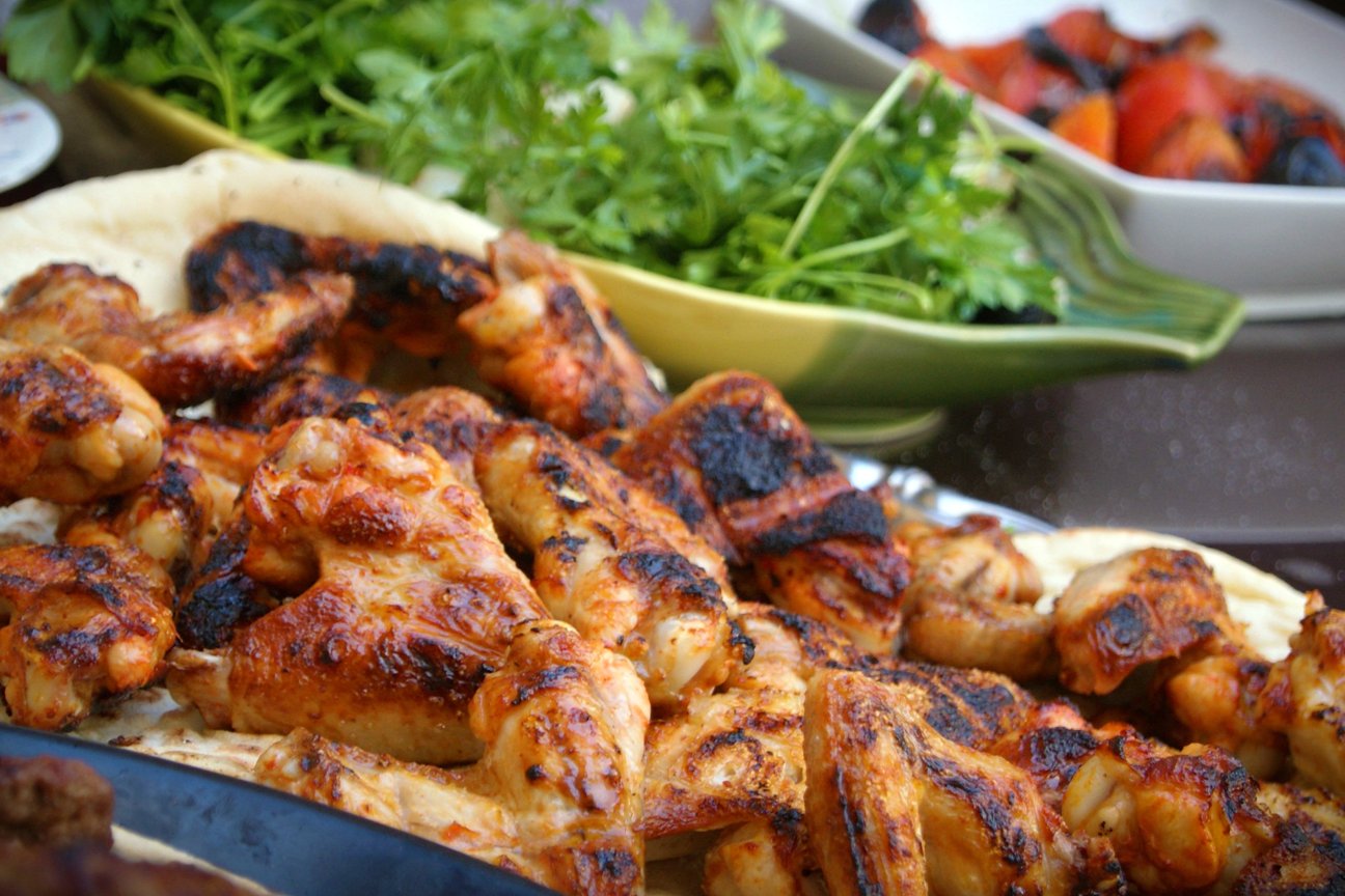 a pile of cooked chicken wings on a serving plate